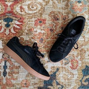 🔻SALE🔺Pumas Classic Suede Gum Sole